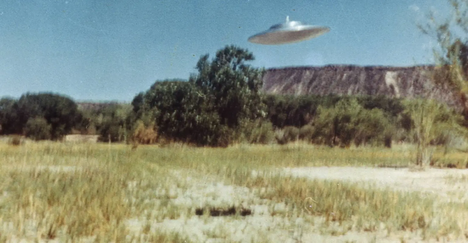ประวัติศาสตร์ชวนสงสัยกับการเล่าเรื่องผ่านภาพถ่าย UFO_cover