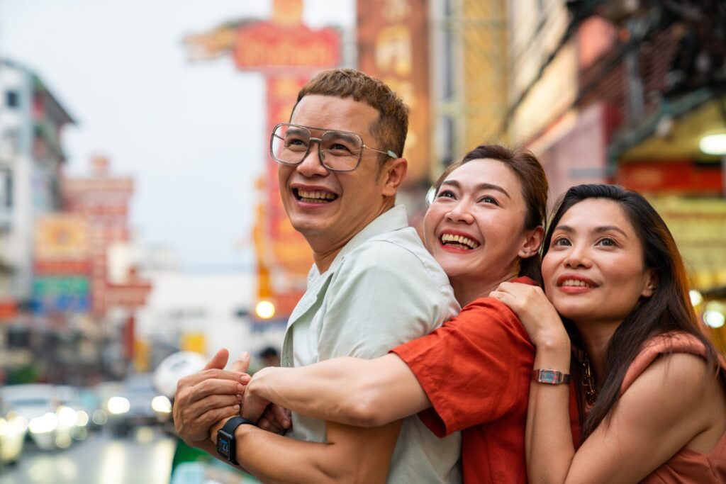 Group,Of,Asian,People,Friends,Tourist,Walking,And,Shopping,Together